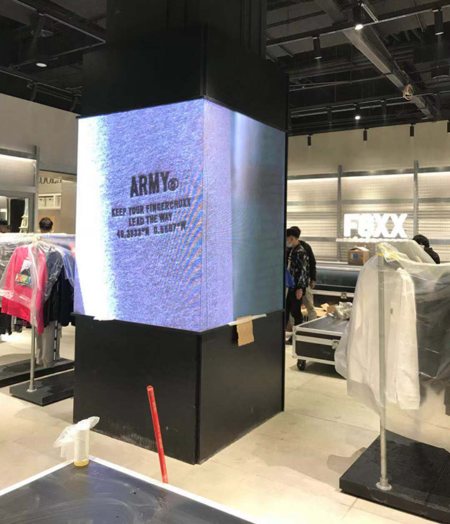 云南昆明某商鋪LED全彩顯示屏由上海智彩科技設(shè)計(jì)、安裝