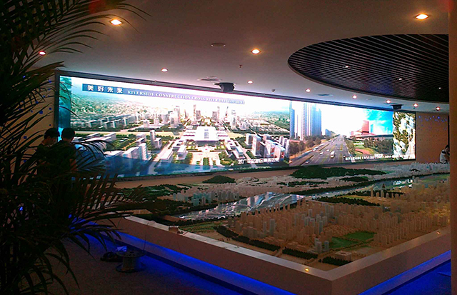 江蘇鹽城汽車商貿(mào)城展館P5室內(nèi)全彩LED顯示屏由上海智彩科技設(shè)計、安裝